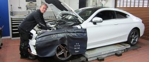 Jörg Schweer repariert ein Kundenfahrzeug